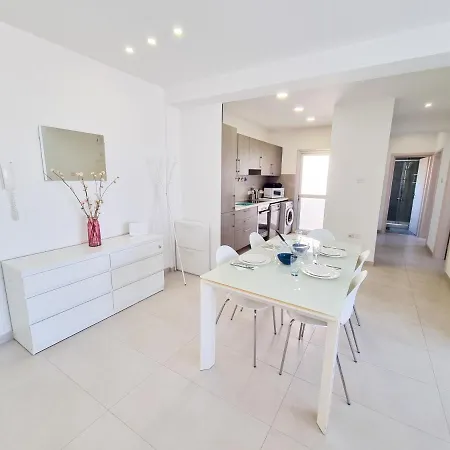 דירה Seaside Elegance Retreat