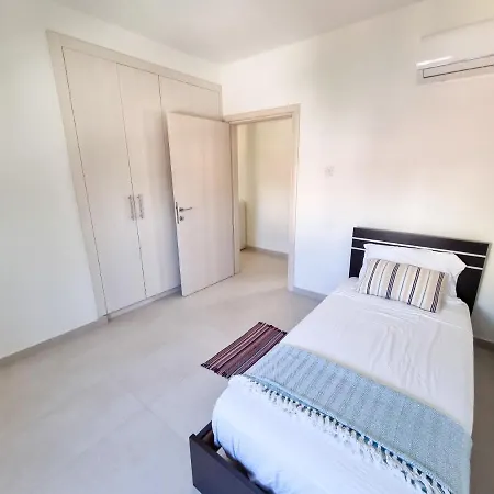 Seaside Elegance Retreat דירה